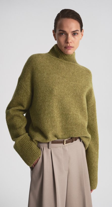 Свитер с высоким воротом