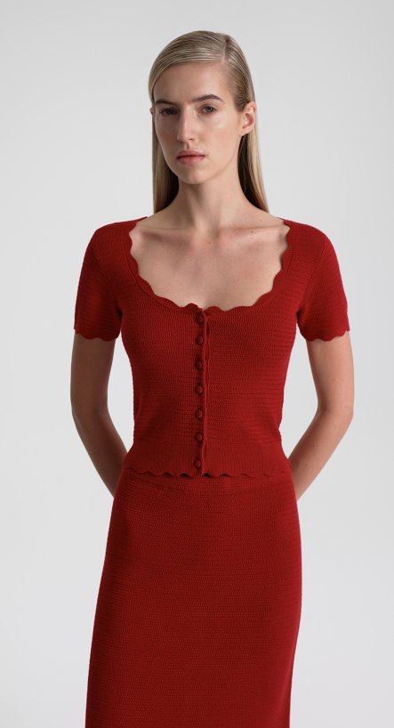 Топ с фигурным вырезом