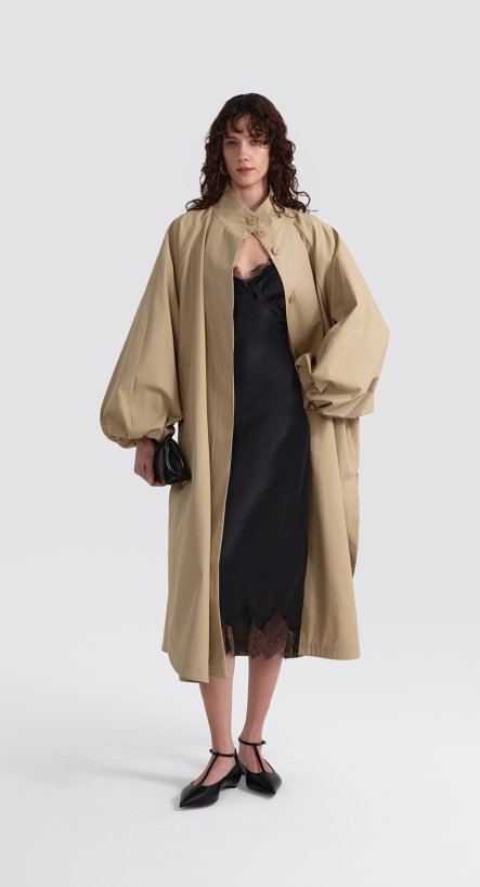 Плащ с объемным рукавом