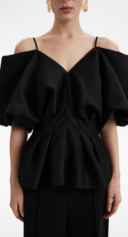 Блуза с открытыми плечами