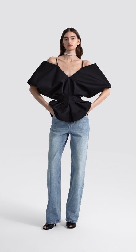 Блуза приталенная с открытыми плечами