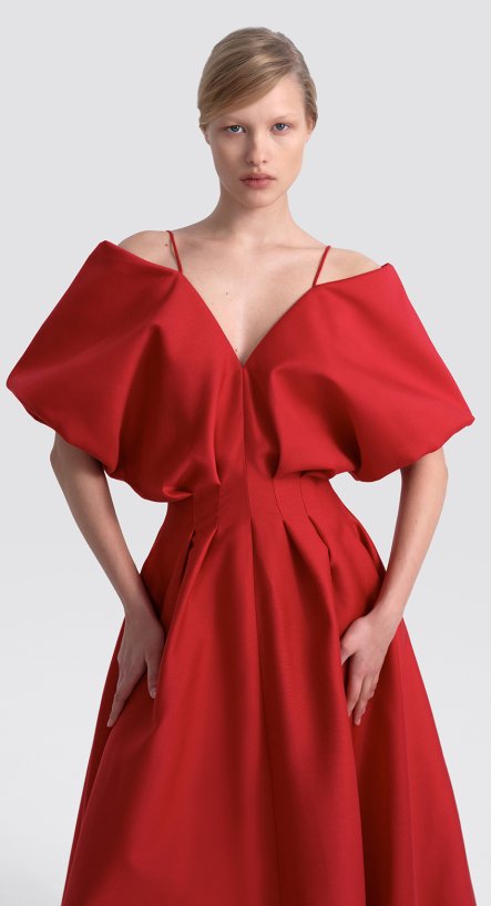 Платье миди приталенного силуэта с открытыми плечами